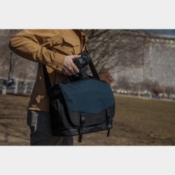 Tenba Bolsa de Hombro Messenger DNA 16 DSLR Azul | Bolsa messenger espaciosa para cámaras DSLR y portátil