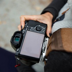 Peak Design Capture Clip V3 + Placa Plateada | Clip de sujeción metálico para cámara con acabado plateado