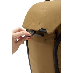 Peak Design Everyday 20L V2 Coyote Mochila | Mochila urbana y fotográfica con diseño funcional y color arena
