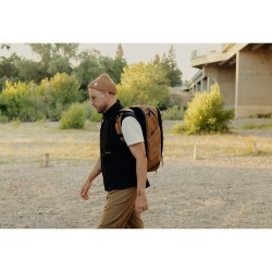 Peak Design Travel 45L Coyote Mochila | Mochila técnica expandible para fotografía y viajes largos