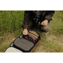 Peak Design Travel 45L Coyote Mochila | Mochila técnica expandible para fotografía y viajes largos