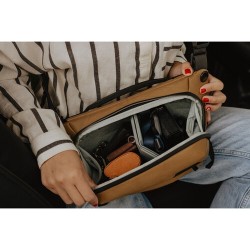 Peak Design Everyday Sling 3L Coyote Bandolera | Bandolera compacta para cámara y objetos personales en estilo Coyote