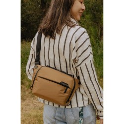 Peak Design Everyday Sling 3L Coyote Bandolera | Bandolera compacta para cámara y objetos personales en estilo Coyote