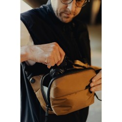 Peak Design Everyday Sling 3L Coyote Bandolera | Bandolera compacta para cámara y objetos personales en estilo Coyote