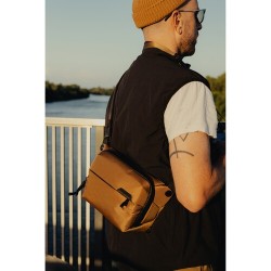 Peak Design Everyday Sling 3L Coyote Bandolera | Bandolera compacta para cámara y objetos personales en estilo Coyote