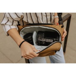 Peak Design Everyday Sling 6L Coyote Bandolera | Bandolera versátil para cámara, accesorios y objetos personales