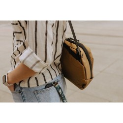Peak Design Everyday Sling 6L Coyote Bandolera | Bandolera versátil para cámara, accesorios y objetos personales