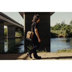 Peak Design Everyday Sling 6L Coyote Bandolera | Bandolera versátil para cámara, accesorios y objetos personales