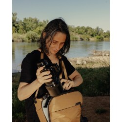 Peak Design Everyday Sling 6L Coyote Bandolera | Bandolera versátil para cámara, accesorios y objetos personales