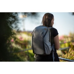 Peak Design Everyday Zip 20L Gris Mochila | Mochila fotográfica gris de 20 litros con acceso completo y estilo moderno