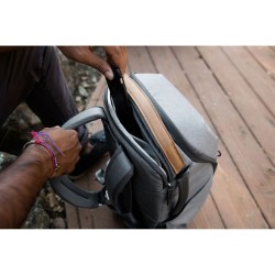 Peak Design Everyday Zip 20L Gris Mochila | Mochila fotográfica gris de 20 litros con acceso completo y estilo moderno