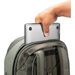 Peak Design Travel 30L Salvia Mochila | Mochila técnica en color verde salvia para escapadas creativas y fotografía compacta