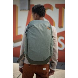Peak Design Travel 30L Salvia Mochila | Mochila técnica en color verde salvia para escapadas creativas y fotografía compacta