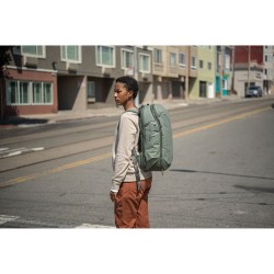 Peak Design Travel 30L Salvia Mochila | Mochila técnica en color verde salvia para escapadas creativas y fotografía compacta