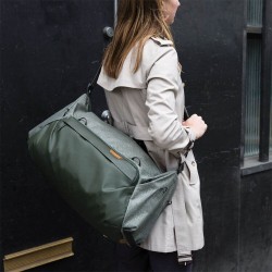Peak Design Travel Duffel 35L Salvia Bolso | Bolsa de hombro amplia y ligera para transporte creativo con estilo natural