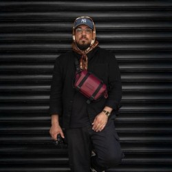 Wandrd Rogue Sling Bag 4L Rhone Burgundy | bolsa bandolera fotográfica | bolsa sling fotográfica