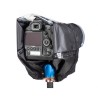 Think Tank Funda Impermeable de Emergencia - Medium | Cobertura ligera para cámaras DSLR con objetivo estándar